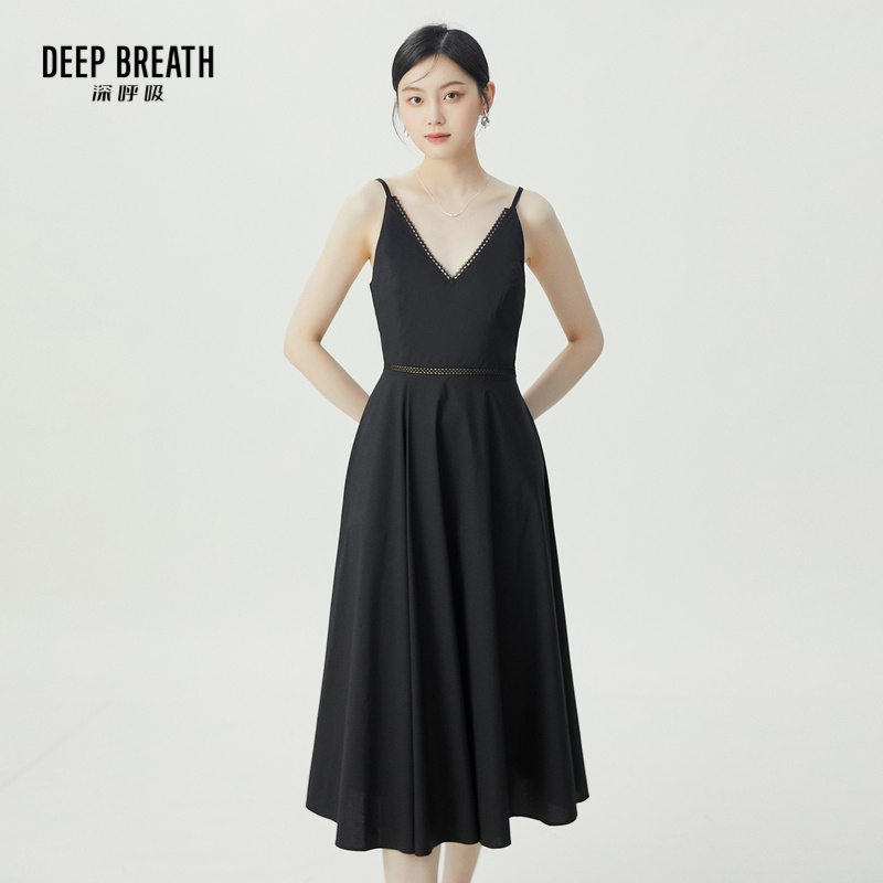 DEEP BREATH深呼吸女装 吊带镂空花边V领小黑裙收腰连衣裙A500302