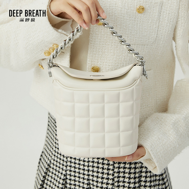DEEP BREATH深呼吸女包 羊皮压棉小香风水桶包小包斜挎手提包AB10193