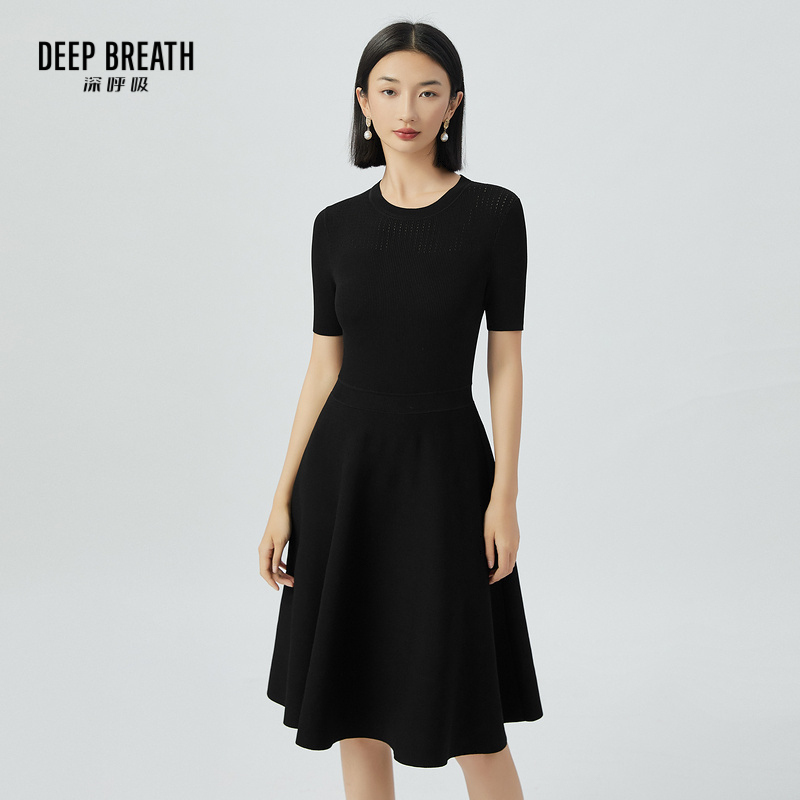 DEEP BREATH深呼吸女装 圆领挑孔小黑裙短袖连衣裙针织裙A500272