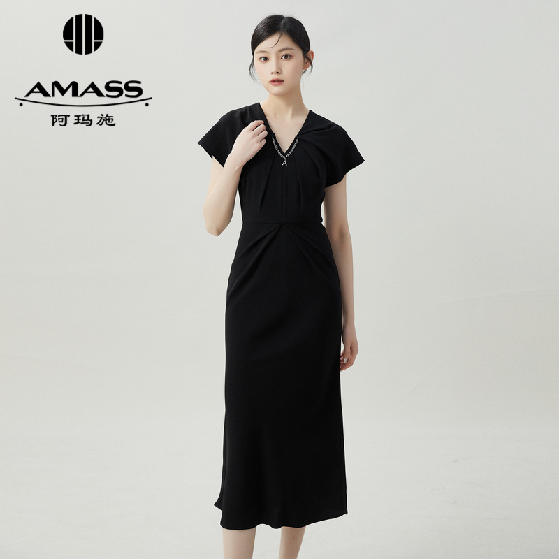 阿玛施AMASS V领优雅收腰压褶连衣裙附金属链 5500477