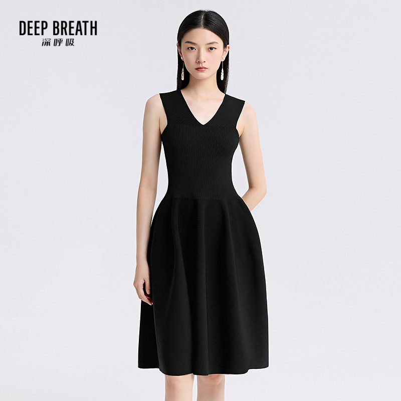 DEEP BREATH深呼吸女装 V领无袖造型伞裙小黑裙针织连衣裙A500527